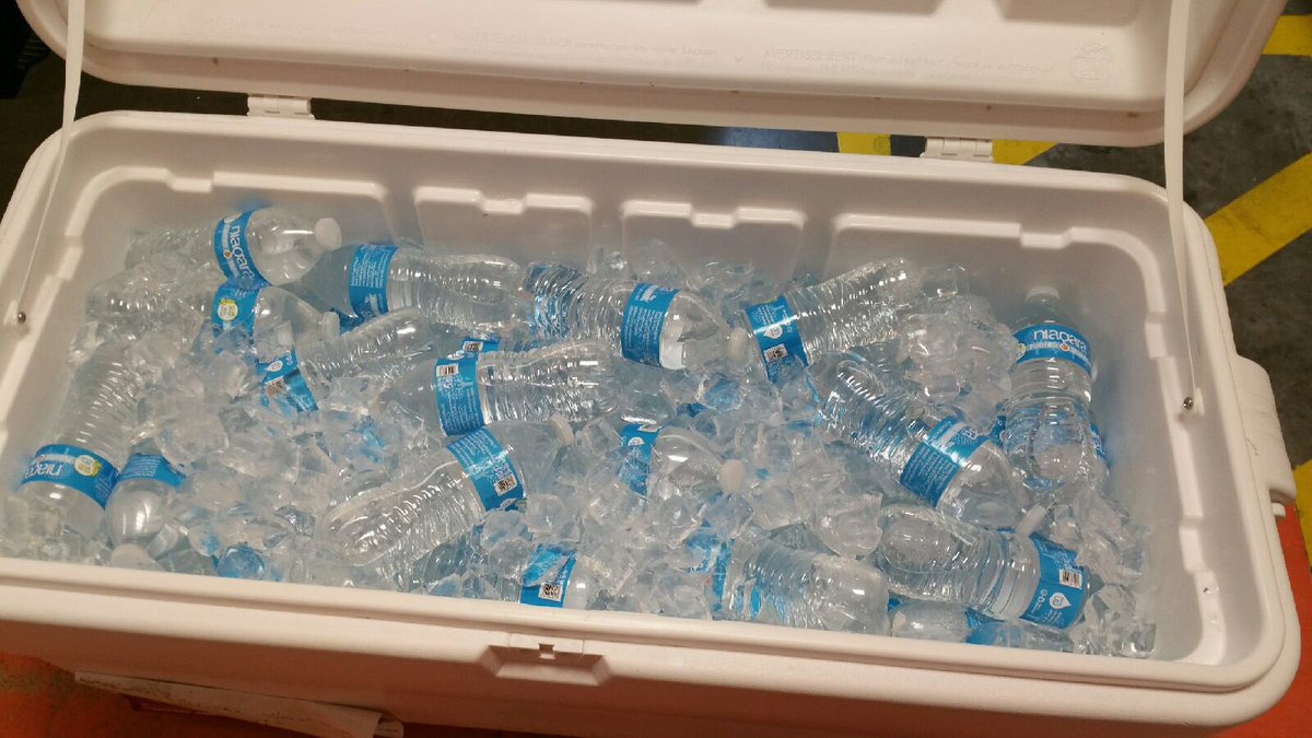 RecoWatson's tweet photo. Giving back to our customers...bottle water at the greeter station. @thdjoelcog @CockeMayo @DHRM_D73 @LayneThome https://t.co/eYWdOXeUvk