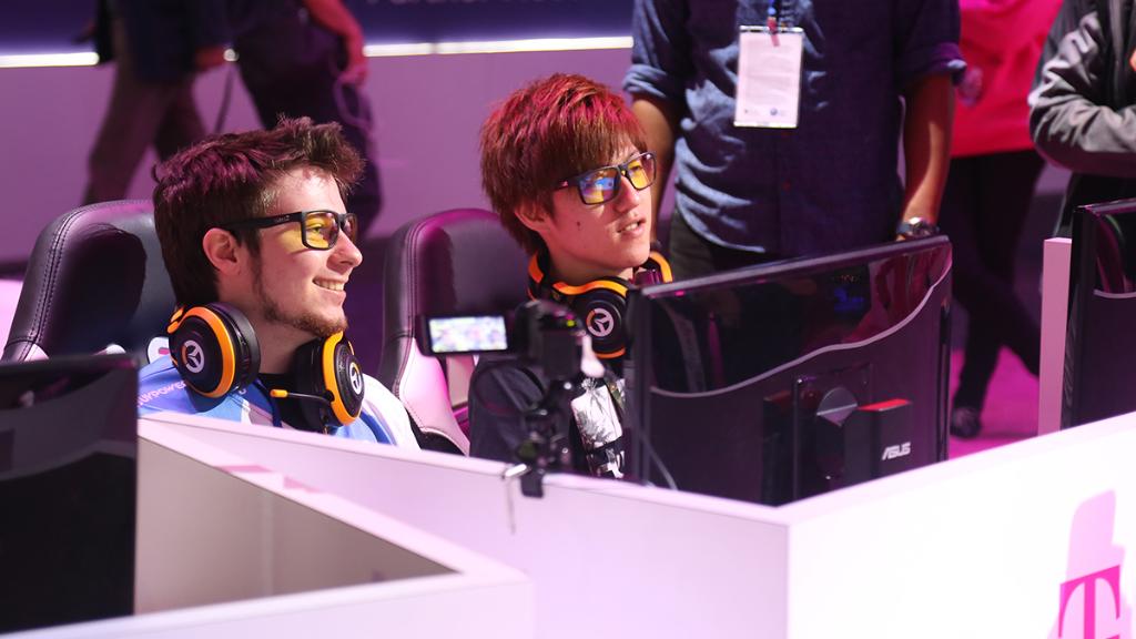 TMobile's tweet image. You voted, we surprised. YAS!
These lucky gamers just got GUNNAR Optiks at the #DefenderOfData Lounge. 😎 #E3