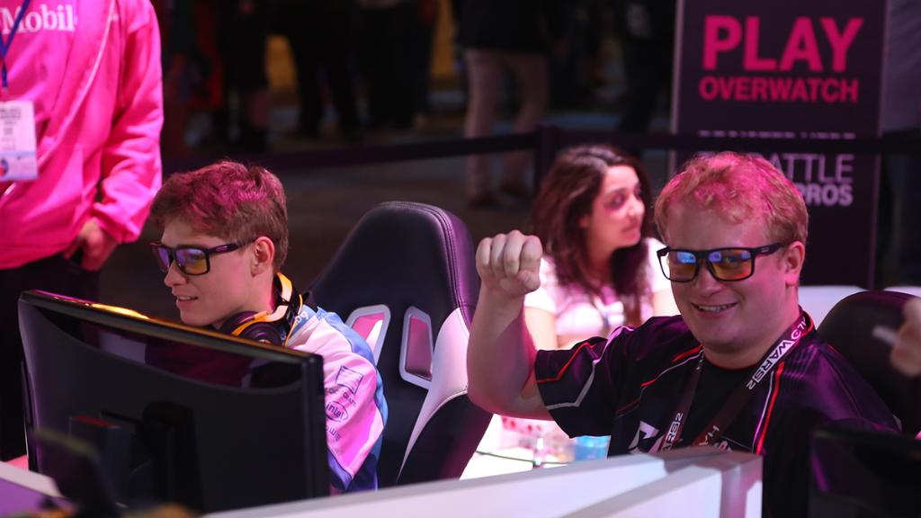 TMobile's tweet image. You voted, we surprised. YAS!
These lucky gamers just got GUNNAR Optiks at the #DefenderOfData Lounge. 😎 #E3