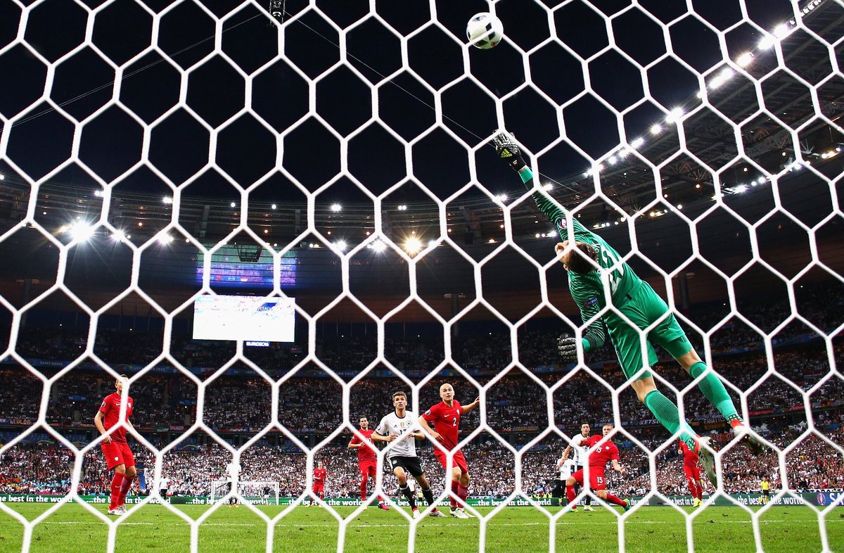 Polsport's tweet photo. Fota meczu! Strzela Mesut Özil, broni Łukasz Fabiński  via @UEFAEURO https://t.co/YXWL2CCMYQ