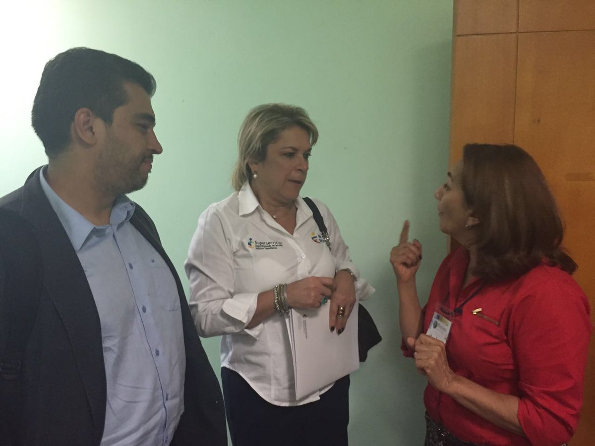 Superservicios's tweet photo. @pduquecruz atiende consultas de participantes del #CIAR2016, oportunidad para conocer pequeños prestadores del país https://t.co/u2mutK5Kwy