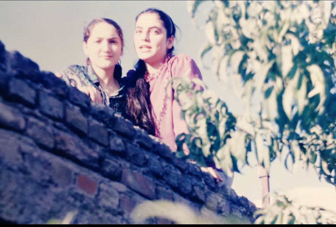 PrimeMattt's tweet image. کوچه ای هست که در ان پسرانی  که بمن عاشق بودند 
به تبسمهای شیرین دخترکی میاندیشند 
که یکشب باد او را با خود برد...