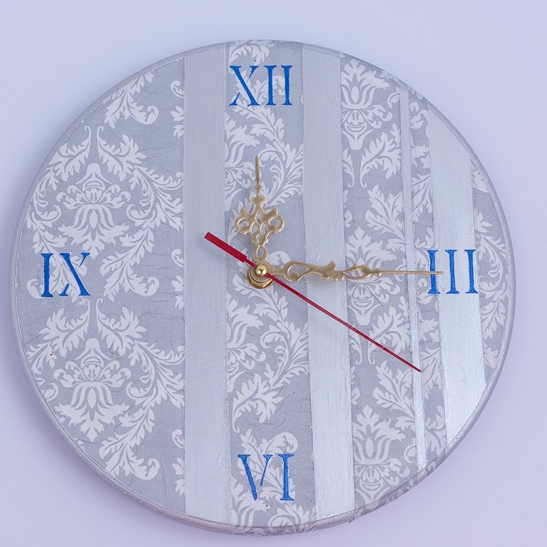 CraftsAtelier's tweet photo. An #elegant #damask #pattern and #silver stripes, a touch of #gold and #blue numbers to complete this #lovely #clock https://t.co/6RxEvbCo0y