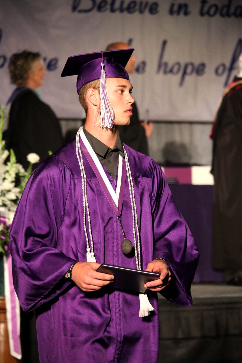 JHarn2's tweet photo. I didn't even think I would get through the first week of my freshman year. #2k16GRAD https://t.co/lSfGAtW6Ae