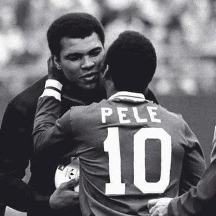 YourDailyRewind's tweet photo. #MuhammadAli at #Pele final #match in #1977

#oldschool #retro #vintage #throwback https://t.co/z7zWVFXG6b