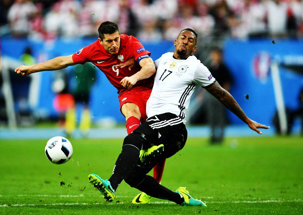 InvictosSomos's tweet photo. A nivel clubes, los disfruta porque han sido sus compañeros. Hoy, en duelo de selecciones, los sufrió. #POL vs #GER. https://t.co/Lxvzg5DVhS