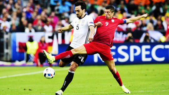 InvictosSomos's tweet photo. A nivel clubes, los disfruta porque han sido sus compañeros. Hoy, en duelo de selecciones, los sufrió. #POL vs #GER. https://t.co/Lxvzg5DVhS