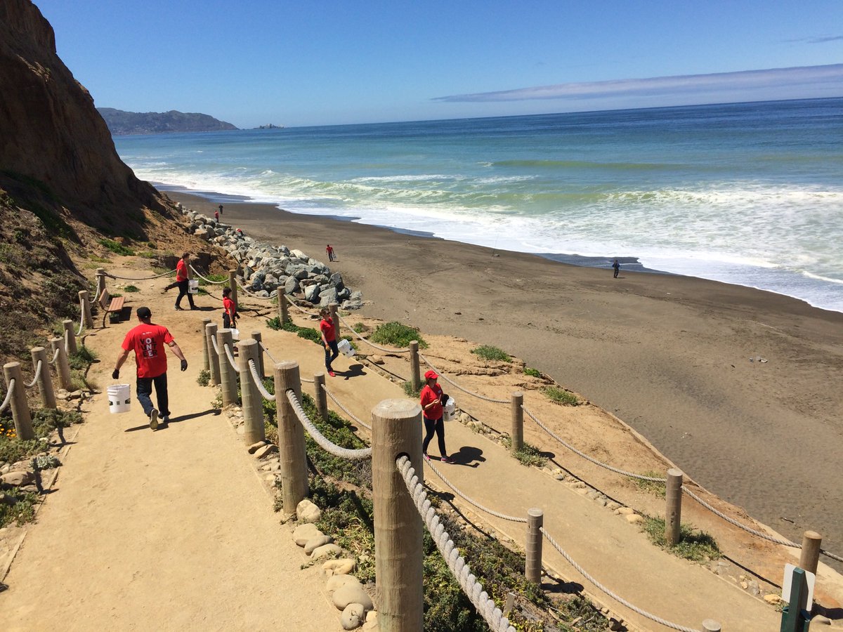 spinkara's tweet photo. Mt.View based #RedHat ISR's helping out the environment, 1 bucket-o-trash at a time. @RedHatJobs @redhatway https://t.co/sZ3PfoUAcO