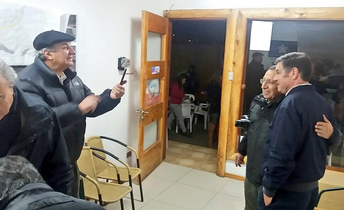 . <a href="/LMayolB/">Luis Mayol</a> me pega por los medios y luego me pitutea de fotógrafo. Si las fotos de hoy quedan buenas, lo contrato!