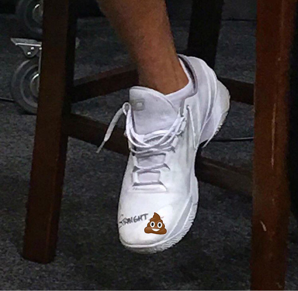 SoCallMeJayB's tweet photo. Pregame view of Stephs shoes #ALLin216 #ALLinCLE #CurryTwo https://t.co/BP9KmX52li