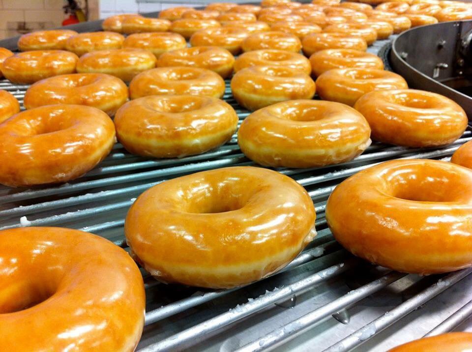 krispykreme's tweet photo. Hot. Doughnuts. Now. #MyThreeWordCraving https://t.co/bBs6iAWfrF