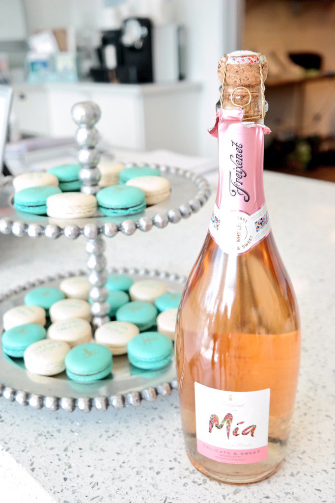 LipstickBrunch's tweet photo. Macarons, jewelry &amp; Mia by @freixenet at our #trunkshow! #farahnazarjewelry @MacbyPatisse #lipstickandbrunchsoiree https://t.co/uh9EWL8MJ2