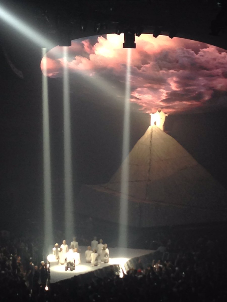 YeezyFamily's tweet photo. YEEZUS TOUR 2013 #ThrowBackThursYe https://t.co/oH1kNutyvV