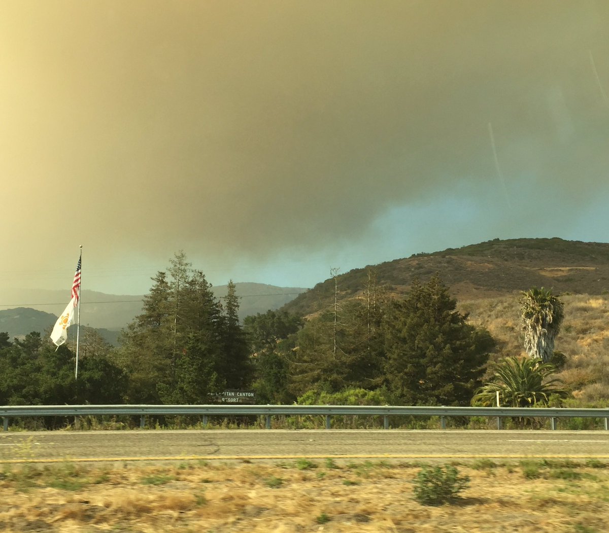 luperabago's tweet photo. #SherpaFire over #ElCapitan #SantaBarbara. Thank you to all assisting w/ containment! @SBCountyOEM @SBFireDept https://t.co/OoucxqqOVP