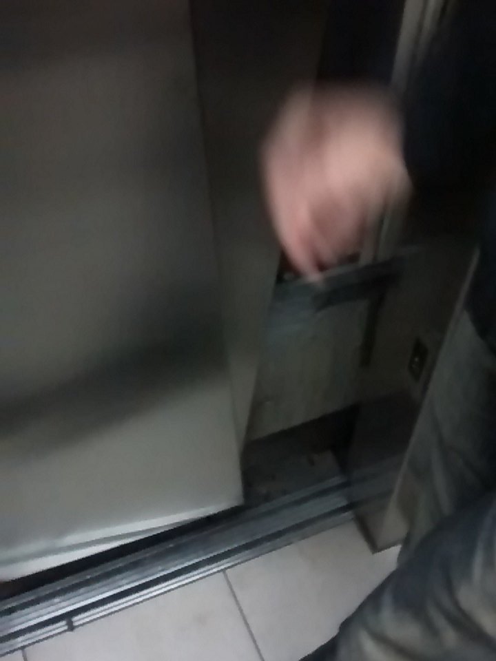 Que momento cuando te quedas encerrado en el ascensor