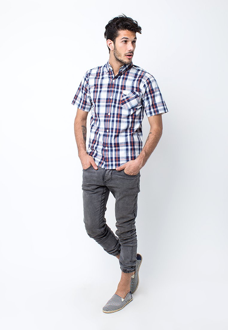 Kemeja cerah untuk hari jumat yang ceria. Pesan sekarang juga, via wa: 085871473359 | BBM: 22CFF822