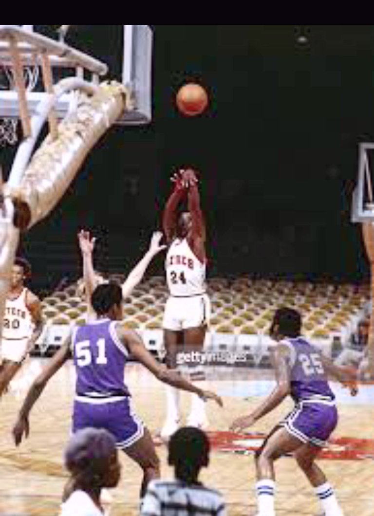 SoCalDuck_Buck's tweet photo. Guys @Mighty1090 w/ #ZackJones & @Exhoopsmc I'd say @tonygwynnjr Pops🔥🔥LUCKY If he ever Saw a shot @SDSU #GoAztecs https://t.co/mTwGlYpvJL