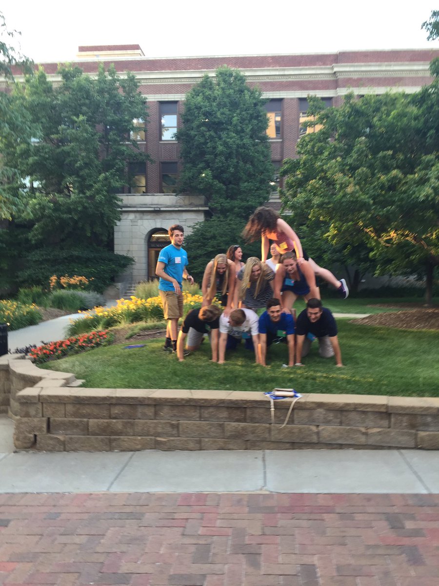 CUHOTPINK's tweet photo. @NewBluejays #sphotpink #humanpyramid https://t.co/8LZx4mEtiL