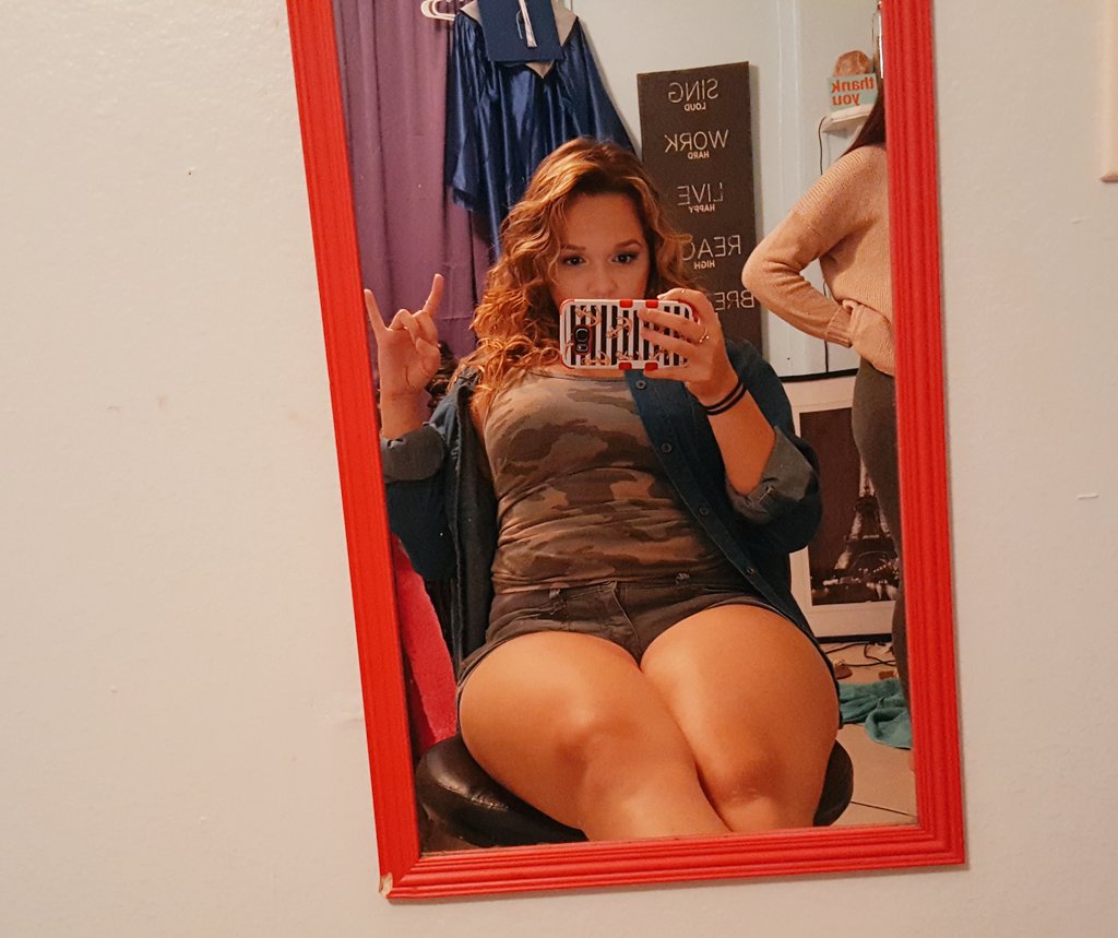l0velykayx's tweet photo. I'm just getting fat but #thickgirltwitter lmao https://t.co/We6x0qjvE6