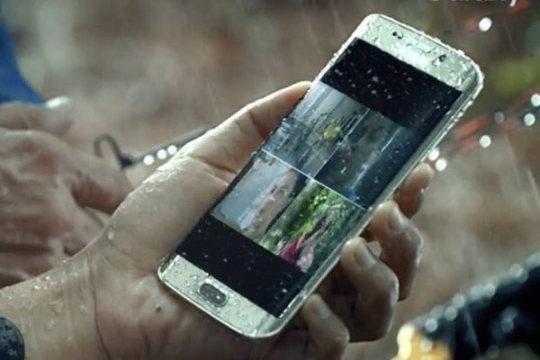 liyanaliyana's tweet photo. Syoknya dalam hujan pun boleh guna phone tanpa risau masuk air dan merosakkan phone yang dicintai 😭😭 #FirstS7 https://t.co/0iYtsHdAlg