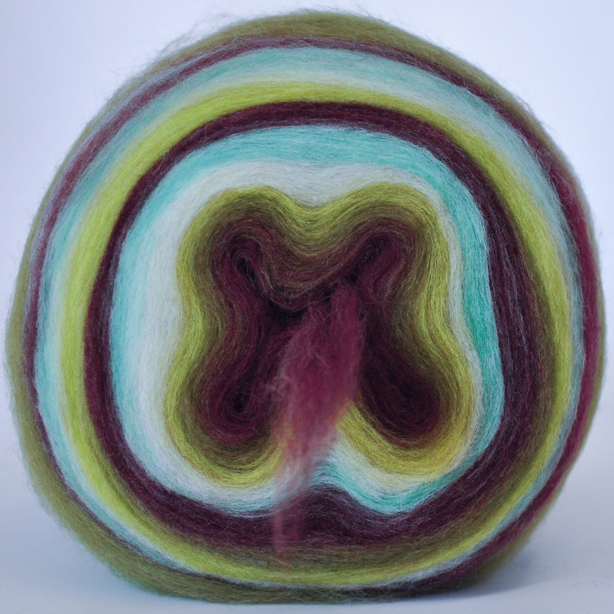 loopfiberstudio's tweet photo. "Turaco" Bullseye Bump https://t.co/lImOxiRvJs #loopfiberstudio #bullseyebump #handspun #fiberporn #fiberlove https://t.co/PJEQPxja4s