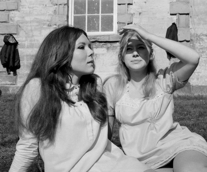 InStyle's tweet photo. Young Helen Mirren and Judi Dench let their hair down in these surprising vintage images: https://t.co/EqQ1NuciN1 https://t.co/zCx0bGLiVg