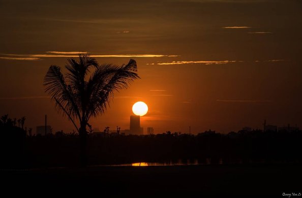SystemsByBen's tweet photo. Sunset in #Hanoi #Vietnam via @quangle #VietnamTrip #TravelAsia #VietnamTravel #AsiaTrip #VNtrip https://t.co/wdw9aOHxXE