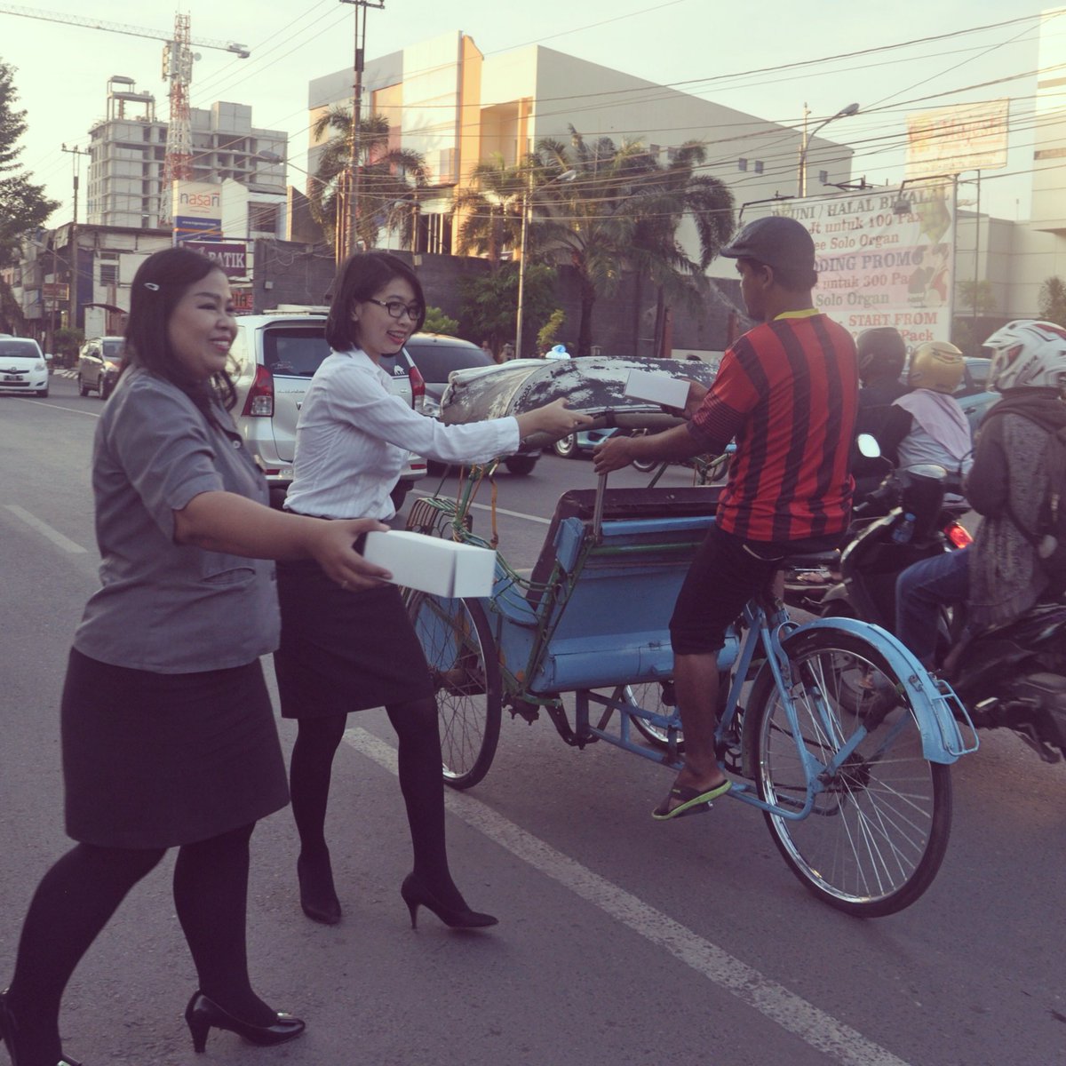 In the spirit of caring and sharing, Gumaya Tower Hotel giving free takjil for several society.