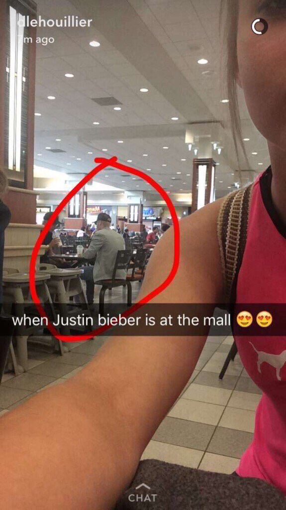 fluxodrauhl's tweet photo. gringas vão no shopping e encontram justin bieber nois vai no shopping e só vê o povo da escola #askbelieber https://t.co/yzgK3q4lAX