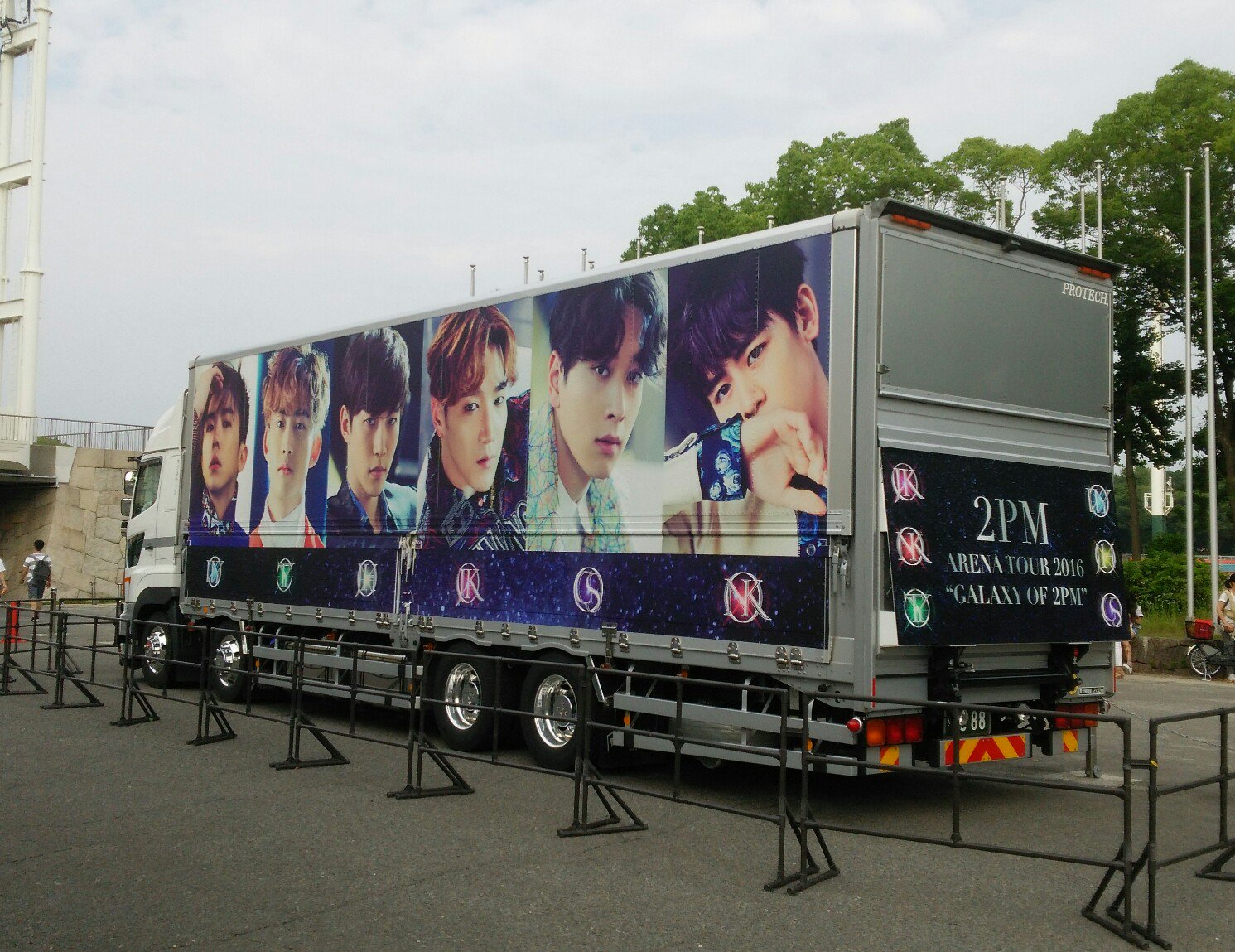 らっぴんぐぅ 大阪城ホールにて2pmのツアートラック ラッピング1台 ノーマルたくさん T Co Drtbvtv5jj Twitter