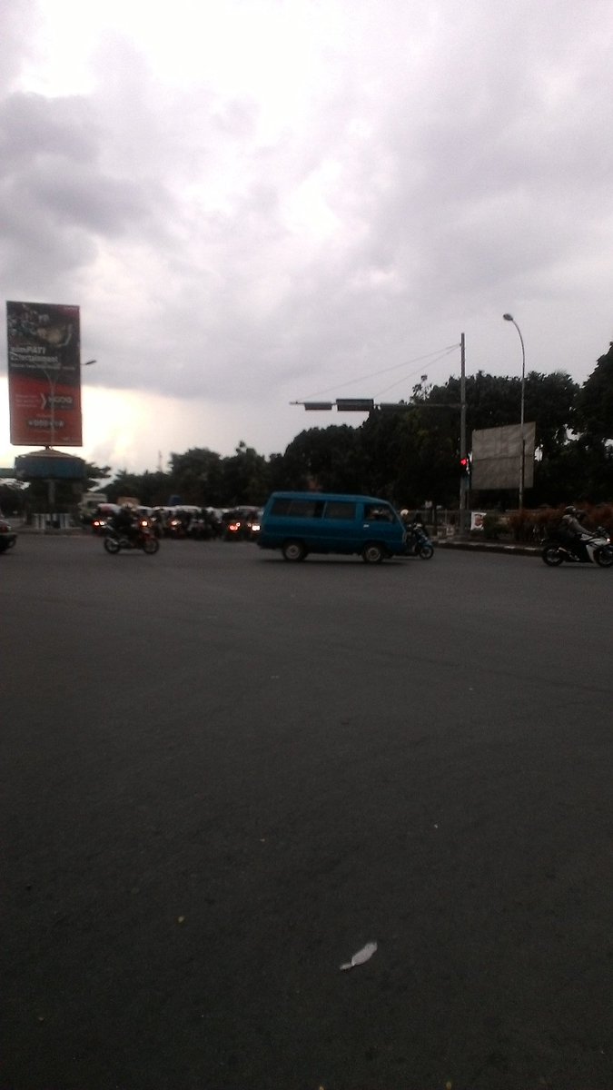 DeesFaril's tweet photo. @PRFMnews @SindoTrijayaBdg  #lalinBDG. Kondisi lalin perempatan Samsat/Carrefour Kircon ramai lancar, cuaca mendung. https://t.co/j9WEbpoTnM