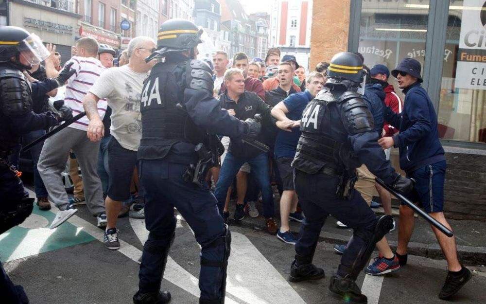 Pas d'Euro sans supporters bourrés. Si on sait pas gérer sans leur taper la gueule fallait pas y aller #EURO2016