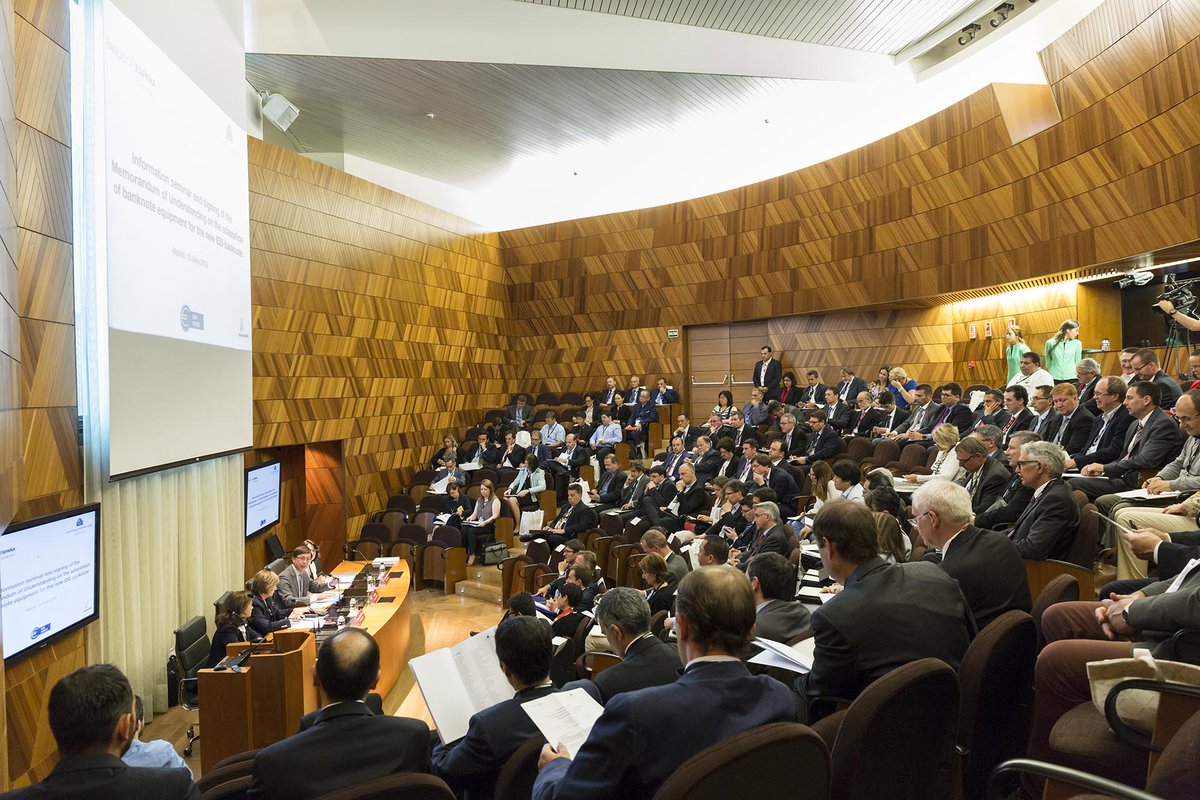 Madrid: Presented the new €50 note to technological companies. Do you recognize us? Sure! ow.ly/fYo7301lXBo