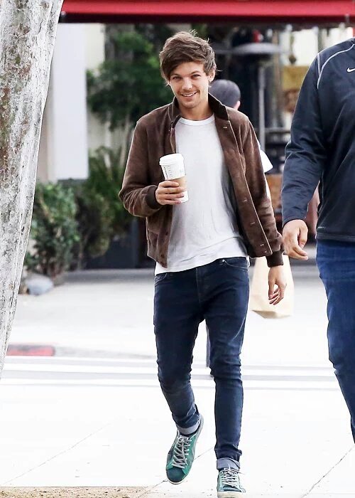 1DUpdatesOMG's tweet photo. Louis in LA yesterday https://t.co/jb283uVnoY