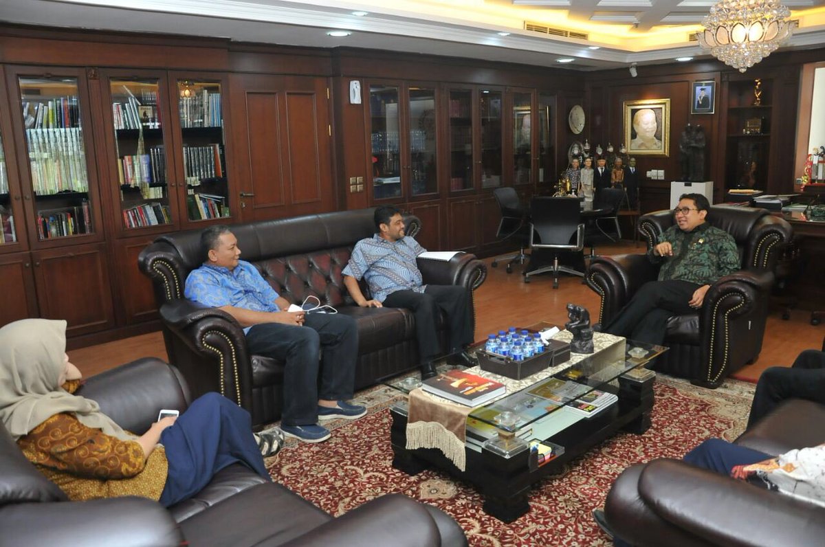 fadlizon's tweet photo. Diskusi dgn Presiden Konfederasi Serikat Pekerja Indonesia Mas Said Iqbal (17/6/16). https://t.co/v7e39rZH1A