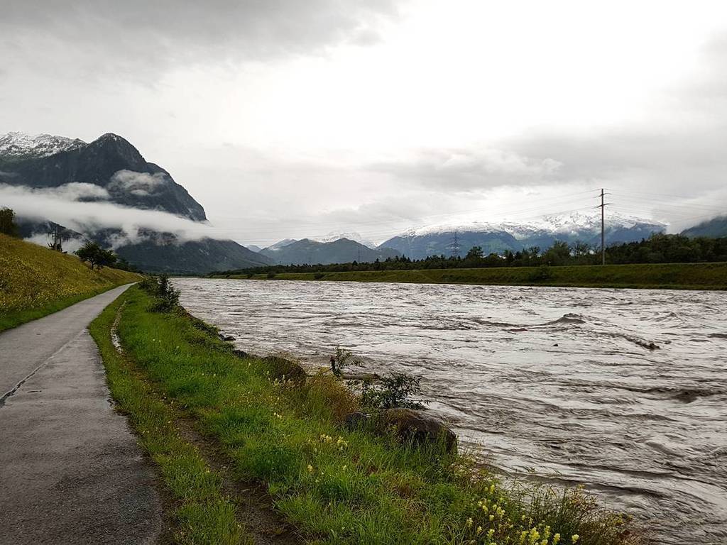 reisenblog's tweet photo. Rhein Triesen, Liechtenstein

#rhein #rheindamm #hochwasser #triesen #liechtenstein #schwe… https://t.co/R4q1dQg8hC https://t.co/4b0bs6qBg8