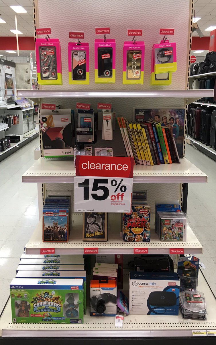 PrincessTarget's tweet photo. Our electronics team killing the clearance end caps💁🏼 #Goals #T1383
#StephanieYOUmakeTarget https://t.co/iCFkxebXze