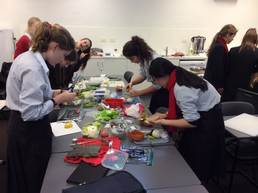 QueenwoodSchool's tweet photo. Yr 8 #japanese making their own #abento boxes for lunch! https://t.co/109CEISqdn