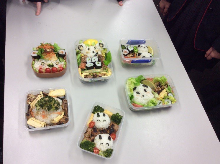 QueenwoodSchool's tweet photo. Yr 8 #japanese making their own #abento boxes for lunch! https://t.co/109CEISqdn