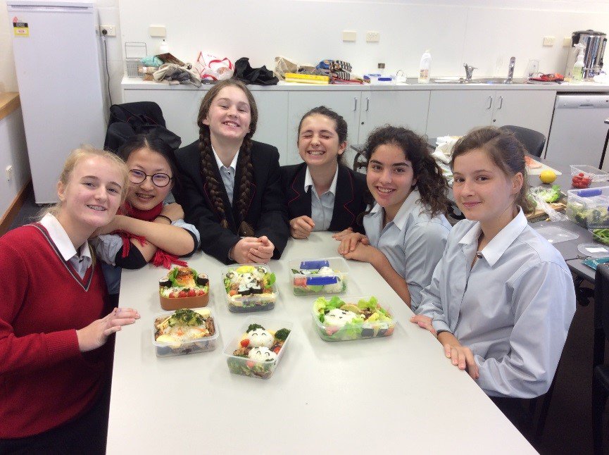 QueenwoodSchool's tweet photo. Yr 8 #japanese making their own #abento boxes for lunch! https://t.co/109CEISqdn