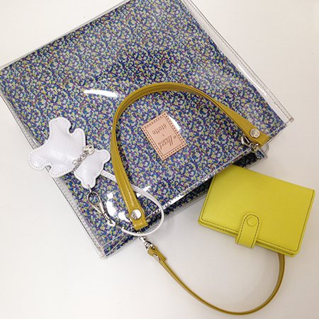 LAZYSUSANOnline's tweet image. #リバティ　生地の「#フローレットロンドン」と「#エトフ」とのコラボアイテム☆ちょっとしたお出かけやランチに、サブバッグなど幅広く活躍しそうなミニバッグです！　#レイジースーザン　shop.lazysusan.co.jp/ecp/b/pc/Produ…