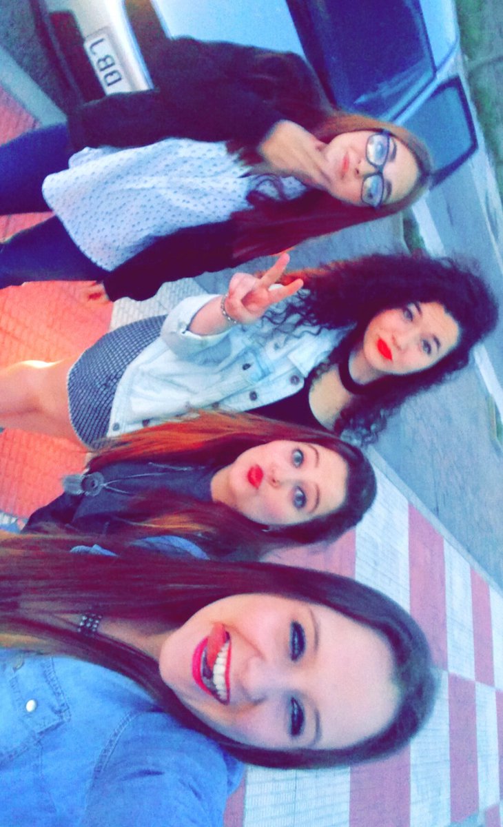 NereaSM11's tweet photo. Cuando te vas pedete a dormir con @Rebee24 @ClaudiaSM25 @Saray_FL https://t.co/PtnMf2KX5b