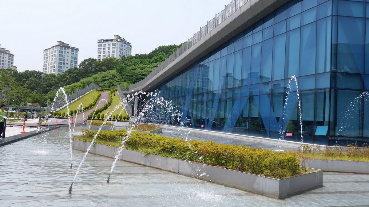 판교도서관 분수대 깨끗하게 청소하고, 맑은물 담수해서 시범가동 했더니  이렇게 시원해 보일수가 없네요...!
#성남시 판교도서관