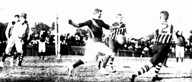PAFCHistory's tweet photo. Port's first match in WA, against a combined Goldfields Football League side in Kalgoorlie, in 1910 #AFLfreopower https://t.co/bYiNfyMTdQ