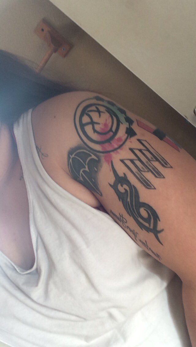 SabrinaMarie_54's tweet photo. @riserecords @VansWarpedTour   Memphis May Fire and issues tattoos and more to add , now that's some dedication https://t.co/boe2GMa4ps