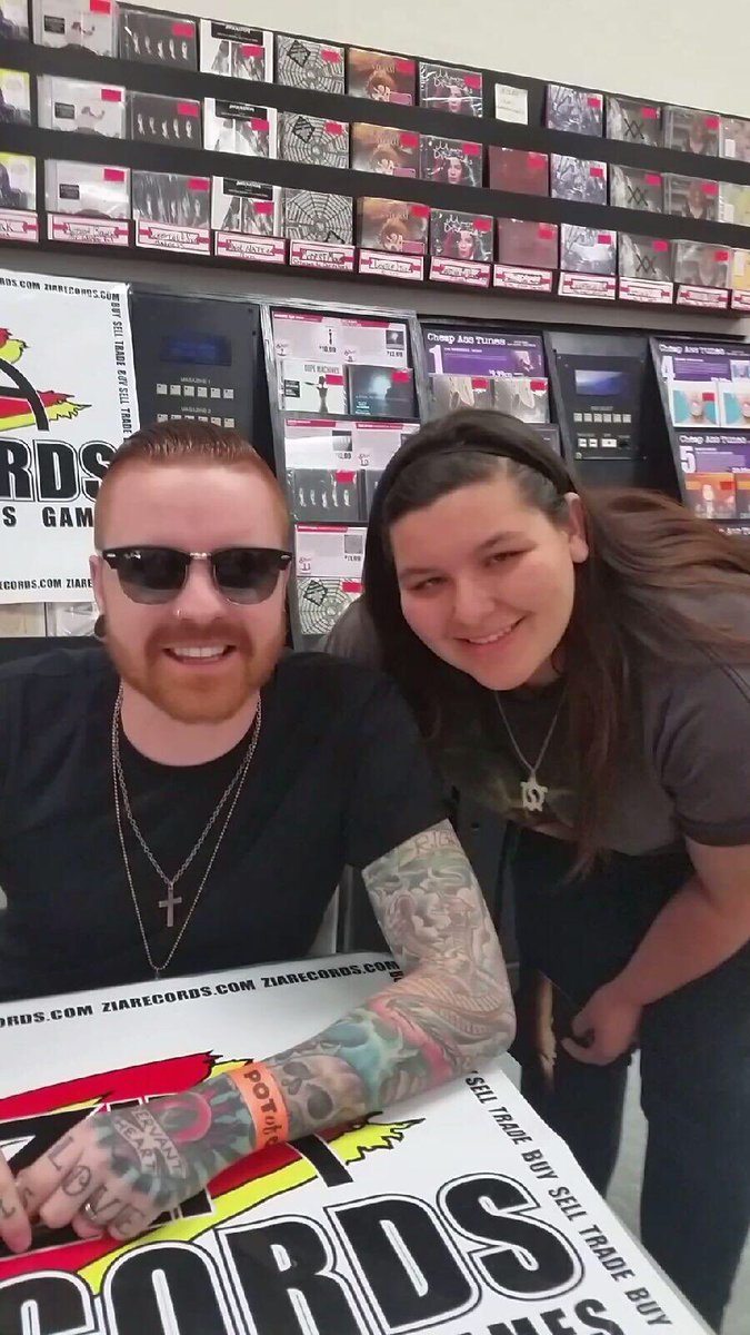 SabrinaMarie_54's tweet photo. @riserecords @VansWarpedTour   Memphis May Fire and issues tattoos and more to add , now that's some dedication https://t.co/boe2GMa4ps