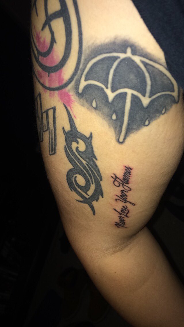 SabrinaMarie_54's tweet photo. @riserecords @VansWarpedTour   Memphis May Fire and issues tattoos and more to add , now that's some dedication https://t.co/boe2GMa4ps