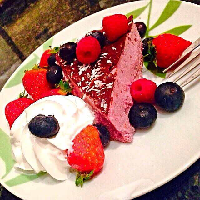 ChubbieVegan's tweet photo. #raw #raspberry #cheesecake from Vegi Deli #Chorlton plus #schlagfix #cream &amp; #berries
#vegan #veganeats #Manchester https://t.co/THk8DjI8fP