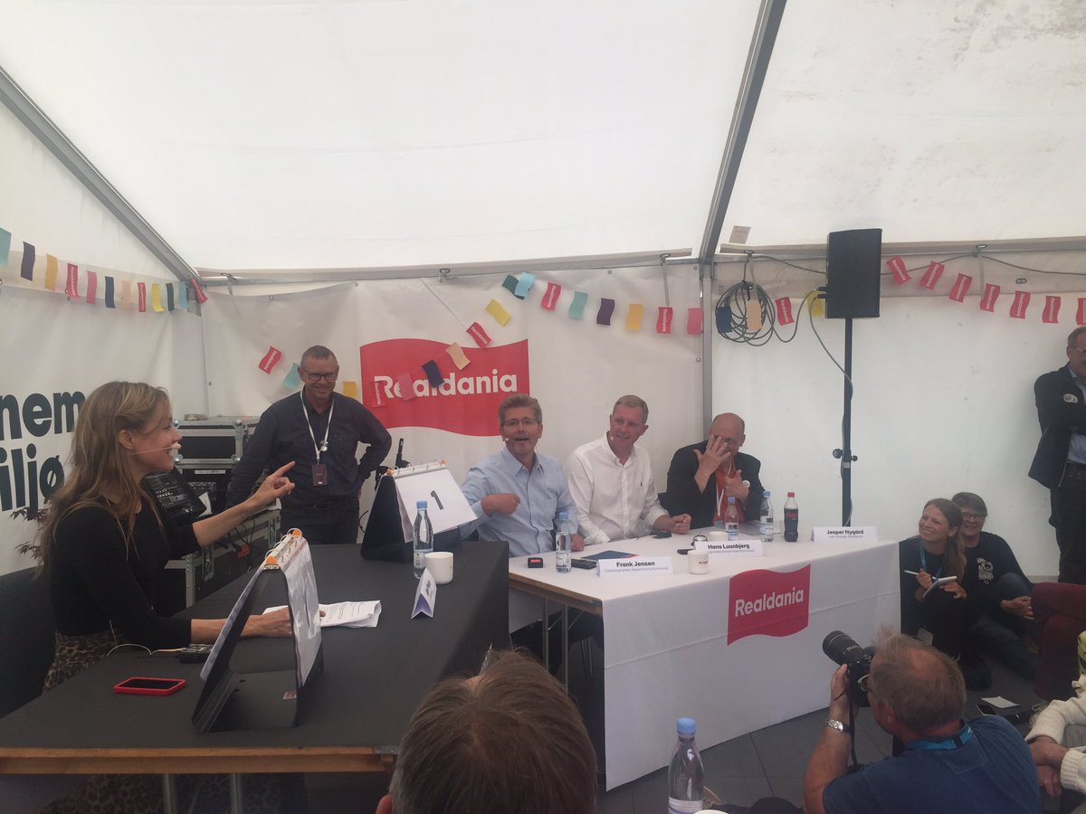 Fantastisk første dag på <a href="/Folkemoedet/">Folkemødet #fmdk</a>! Fyldte telte, glade mennesker og smukke Allinge som kulisse. #realdania #fmdk