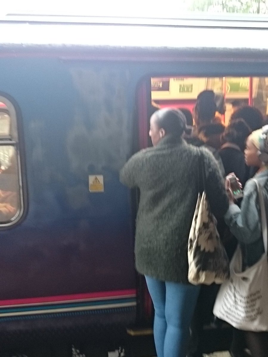 nglunma18's tweet image. Two days in a row with half-train services. Waste of space #thameslink #uselessservice